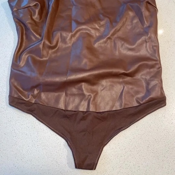 Skims Faux Leather Crew Neck Bodysuit Sleeveless Pullover Cocoa Kim Kardashian - Picture 8 of 9